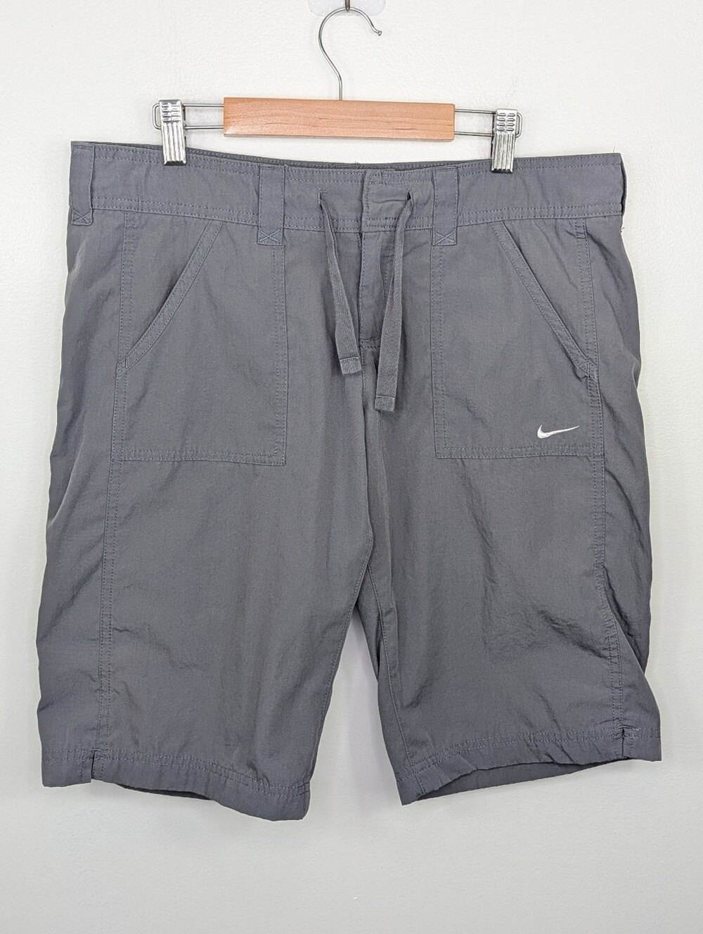 Y2K Nike Bermuda Cargo Shorts Womens Medium 8-10 Gray Tag Skater 12.5" Mid Rise